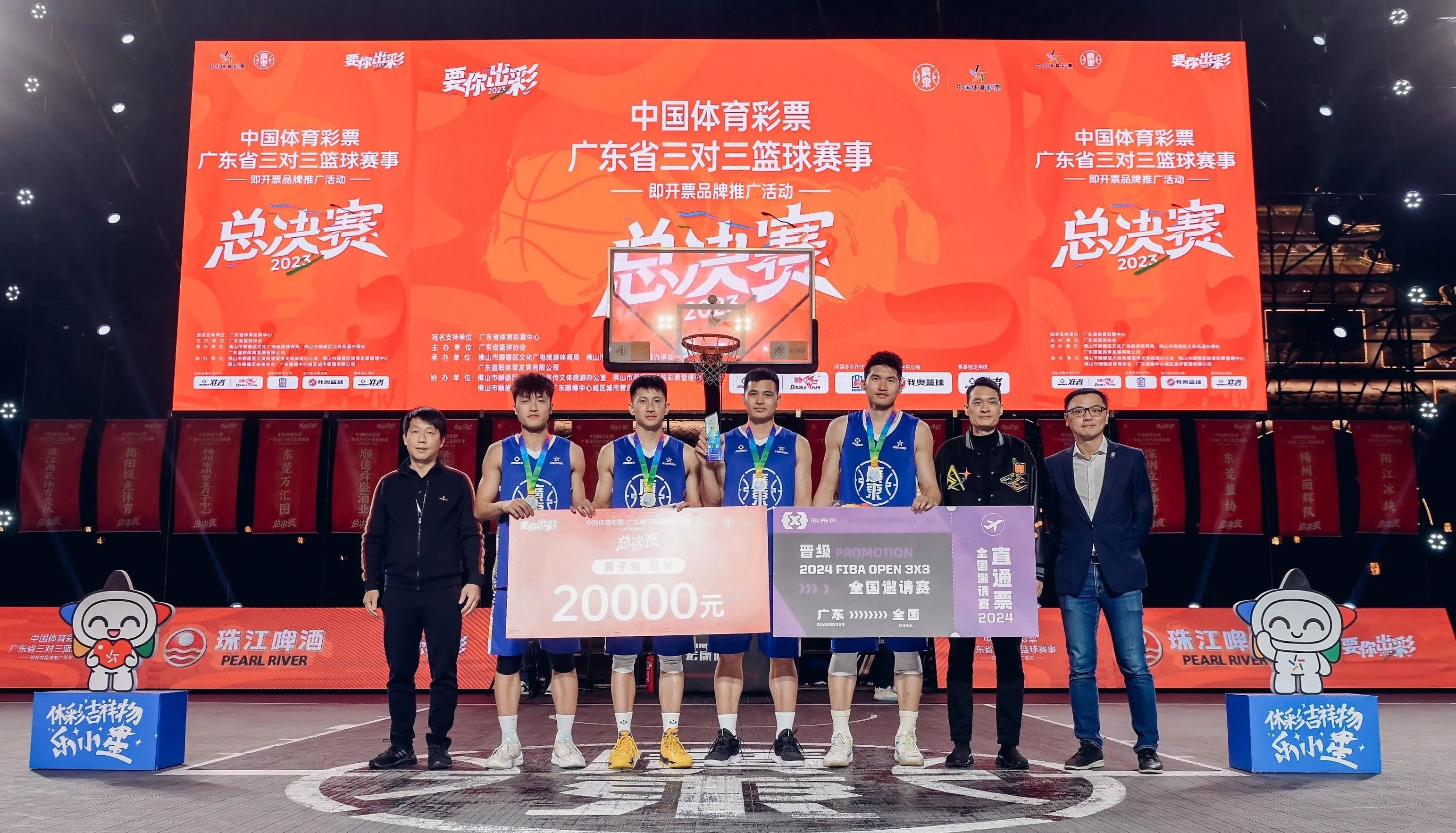 篮球比赛中球队发挥出色夺得胜利