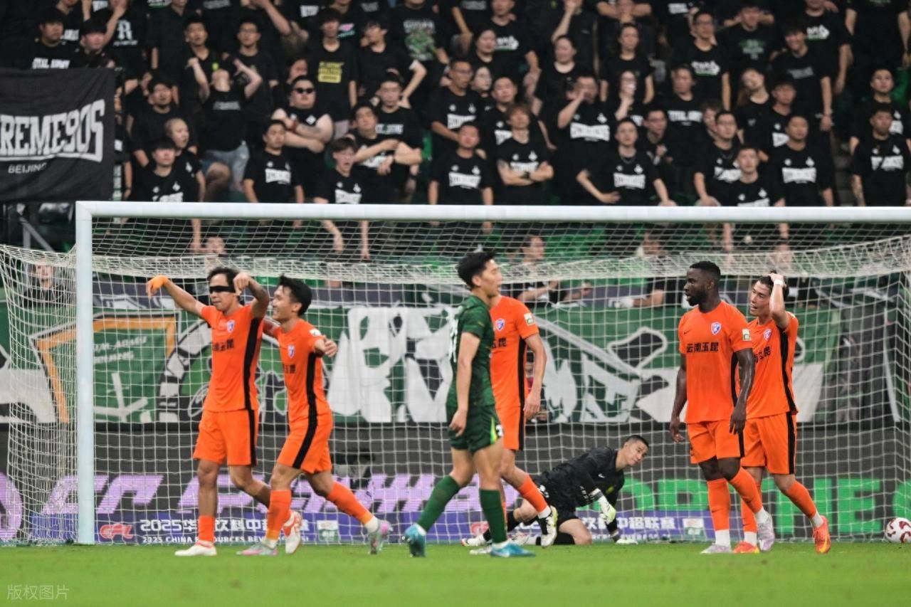 中超-法比奥破门张稀哲点射国安2-1逆转玉昆16轮不败领跑