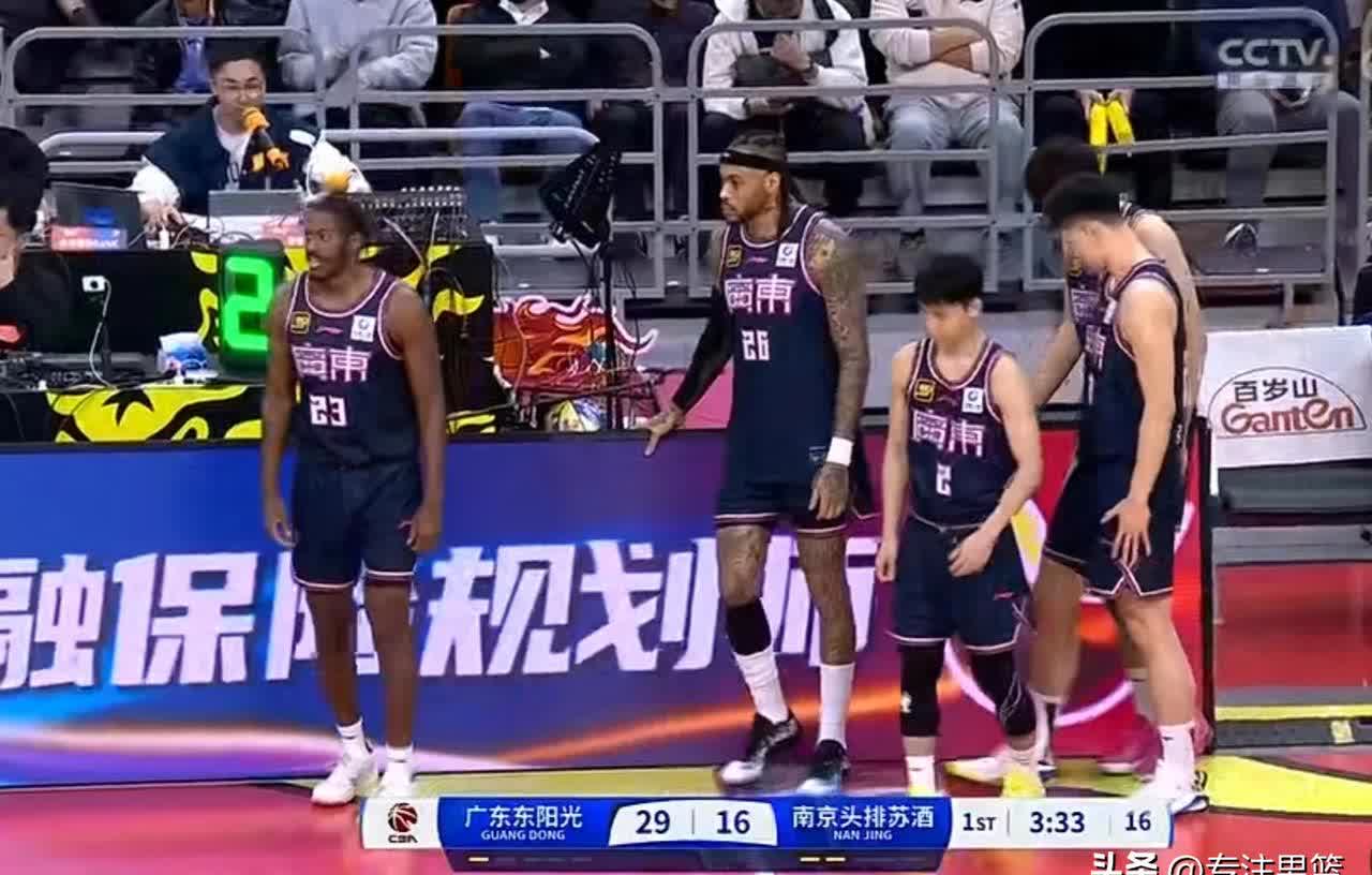 天博体育登录-够兄弟!球迷:胡明轩徐杰徐昕滚回家!赵睿怒怼:换你们这帮打字的来
