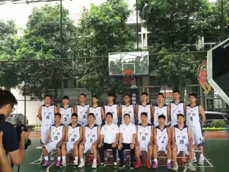 中国台北战神队啦啦队员为球队加油，与球迷互动活跃气氛的简单介绍